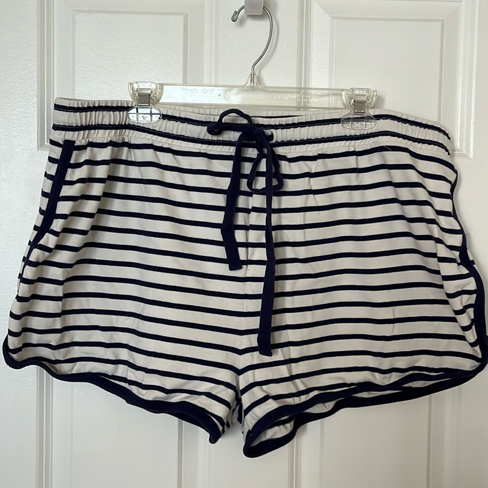 GAP Women’s XXL Stripe Pull-On Shorts, Navy and White with pockets